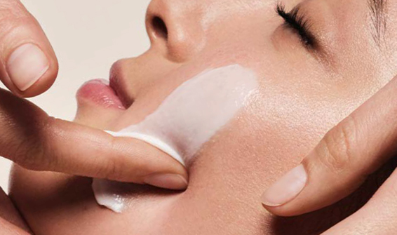 Crème et huile Clarins disposés dans une coupelle par une esthéticienne